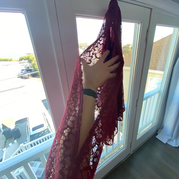 Such a darling lace dress with slit sleeves - Picture 3 of 3